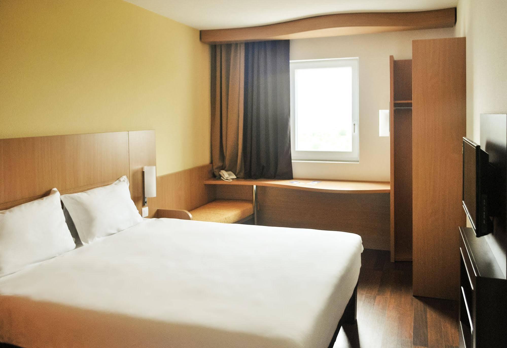 Ibis Sofia Airport Hotel Esterno foto