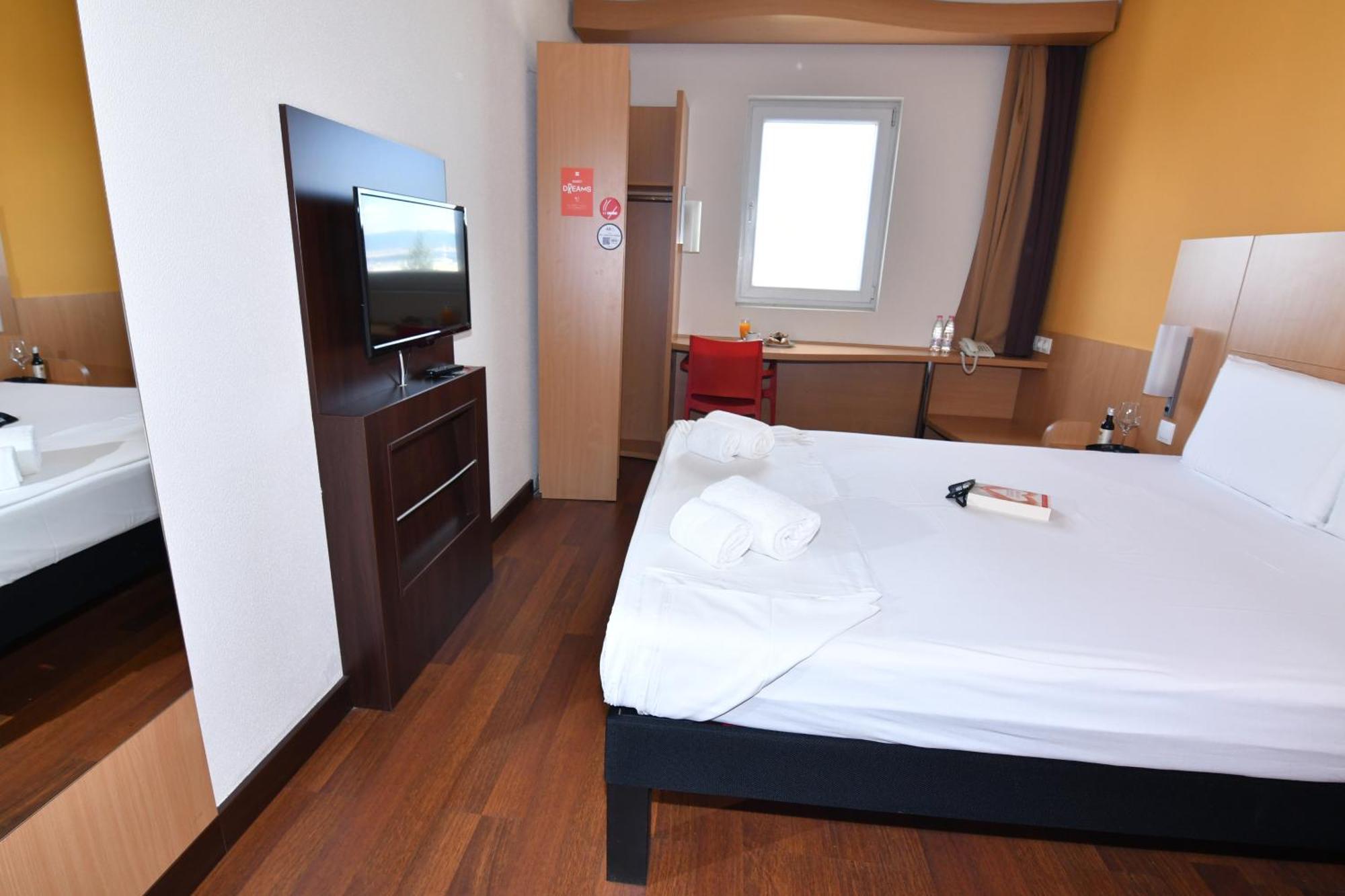 Ibis Sofia Airport Hotel Esterno foto