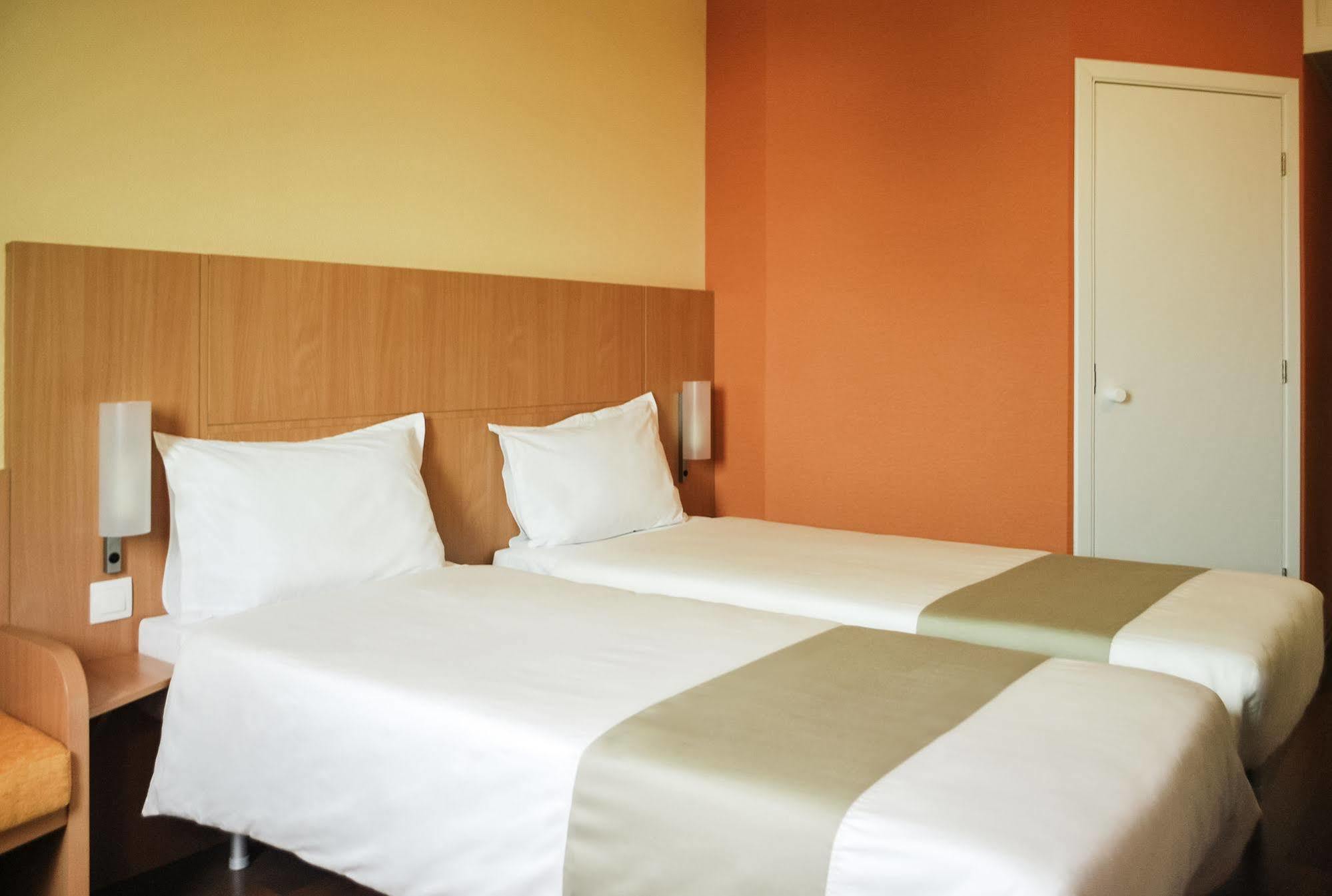 Ibis Sofia Airport Hotel Esterno foto